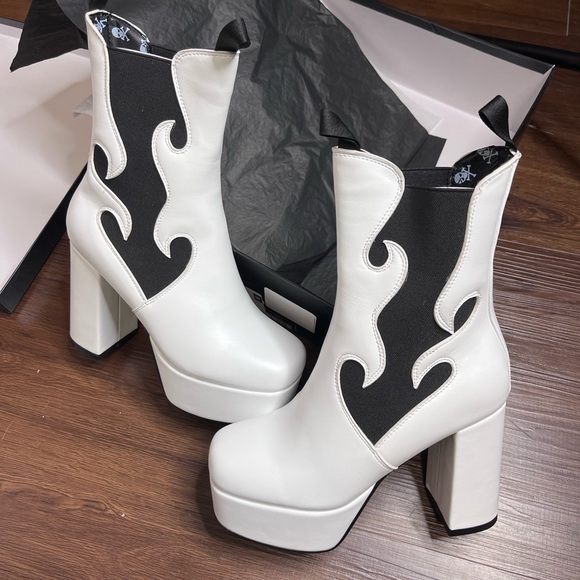 LAMODA Feelings White Platform Ankle Boots - Picture 2 of 4